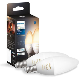 Een doos met Philips Hue Kaarslamp Lichtbron E14 lampen van Philips, met aan de voorkant twee kaarsvormige LED-lampen. Op de verpakking staat compatibiliteit met Alexa en Google Home.