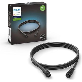 De Philips Hue outdoor verlengkabel voor buiten van 2,5 meter van het merk Philips is opgerold naast de verpakking te zien, waarop de productnaam en een afbeelding van de kabel tegen een zwarte achtergrond staan.