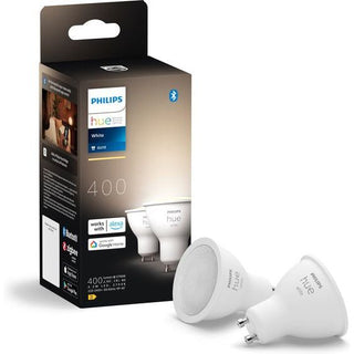 De afbeelding toont de Philips Hue Spot - warmwit licht - 2 pack van Philips met twee lampen voor de verpakking, met de nadruk op compatibiliteit met Alexa en Google Home, en met een helderheidslabel van 400 lumen.