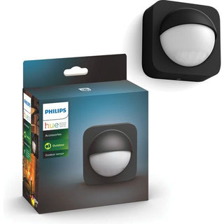 De Philips Hue bewegingssensor outdoor van Philips wordt aan de muur bevestigd boven de doos. Deze zwarte sensor met witte koepel schakelt automatisch buitenverlichting aan wanneer beweging wordt gedetecteerd - ideaal voor een slimme verlichting.