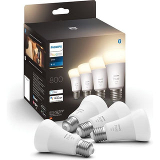 Vier Philips Hue standaardlampen (E27, warmwit licht) van Philips worden getoond voor hun gemerkte 4-pack doos met productafbeeldingen en specificaties, waarop de slimme verlichtingslampen gloeien met zacht warmwit licht.