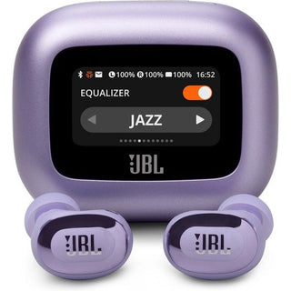 De paarse JBL Live Buds 3 in-ear oordopjes worden voor hun oplaaddoos geplaatst, die voorzien is van een display met een equalizer ingesteld op JAZZ, toggle-knoppen, batterij-indicatoren en actieve ruisonderdrukking ondersteunt.