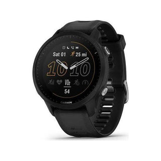 De Garmin Forerunner 955 - Hardloophorloge 46 mm van Garmin in het zwart heeft een rond AMOLED touchscreen dat tijd, datum, afstand, hartslag en fitnesspictogrammen weergeeft, schuin weergegeven op een witte achtergrond.