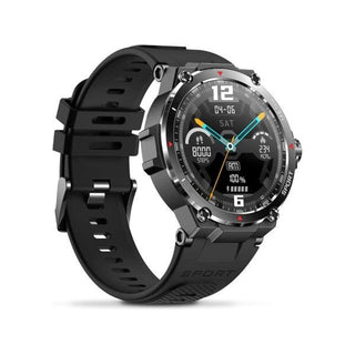 Het KUZO Veho Kuzo II FS-2 Sports Smart Watch met GPS - Zwart heeft een robuust modern ontwerp, zwarte siliconen band, rond AMOLED touchscreen dat tijd, datum, stappen, hartslag, verbrande calorieën, batterijniveau en ingebouwde GPS weergeeft.