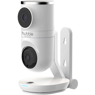 De hubble Hubble Connected Nursery Pal Dual Vision 5 babyfoon met twee camera's, gemonteerd op een muurbeugel, heeft een compact en modern ontwerp.