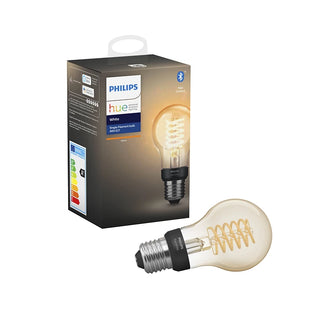 Een Philips Hue White filament LED-lamp van Philips wordt getoond naast de verpakking, waarop productgegevens en een afbeelding van de lamp staan. De dimbare lamp heeft een spiraalvormige gloeidraad en een standaard schroeffitting.