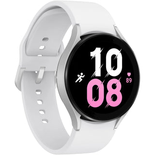 De SAMSUNG Galaxy Watch5 Zilver - 44MM Bluetooth heeft een wit bandje, een rond zwart digitaal display met "10:08" en pictogrammen voor fitness en hartslag voor een complete gezondheidsmeting.