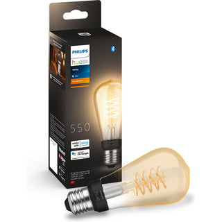 Een Philips Hue Edison gloeilamp ST64 van Philips wordt gloeiend weergegeven voor de doos, waarop de productnaam, compatibiliteitspictogrammen en een afbeelding van de lamp staan.