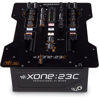 De Allen & Heath Xone 23C Mixer met ingebouwde geluidskaart is een zwarte professionele DJ mixer met diverse knoppen, faders, knoppen en leds, het gerenommeerde Xone Filter Systeem en Xone:23C-branding op het voorpaneel.