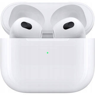 Een paar APPLE AirPods 3 met MagSafe Oplaaddoos worden getoond in hun open witte oplaaddoos, met een klein groen indicatielampje zichtbaar op de voorkant.