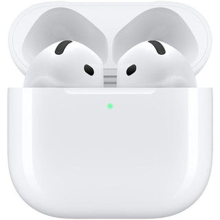Een paar witte APPLE AirPods 4 - met reguliere oplaadcase (USB-C), zitten in een open oplaadcase met een groen lampje aan de voorkant.