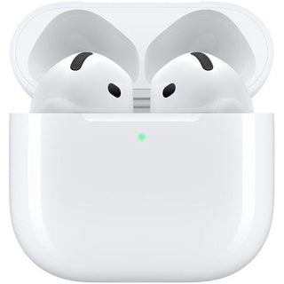 Een paar witte APPLE AirPods 4 - met Reguliere Oplaadcase (USB-C) draadloze oordopjes in een open hoesje met een groen indicatielampje aan de voorkant en een handige USB-C aansluiting.