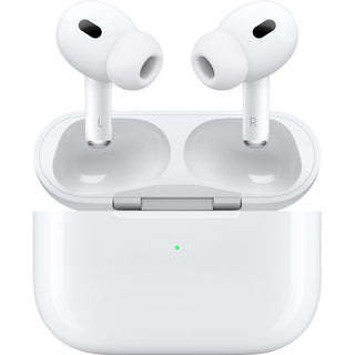 Een paar witte APPLE AirPods Pro met MagSafe Opbergcase (USB-C) met het label L en R rust in een open hoesje met een groen indicatielampje, voorzien van Active Noise Cancelling voor meeslepend geluid.
