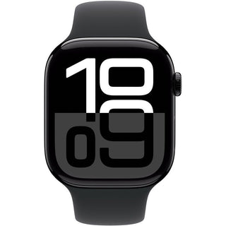 De APPLE Watch Series 10 - 46mm Sportbandje M/L Zwart heeft een gestroomlijnd zwart ontwerp, een groot digitaal display met 10:09, geavanceerde gezondheidsfuncties, een soepele sportband en ingebouwde GPS.