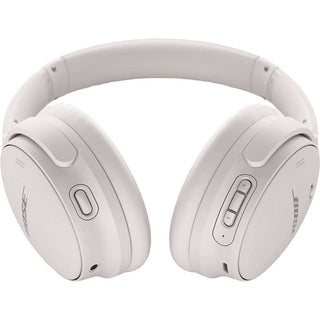 Een Bose QuietComfort 45 draadloze Bluetooth-hoofdtelefoon in White Smoke, met zichtbare bedieningsknoppen en het Bose-logo op elke oorschelp.