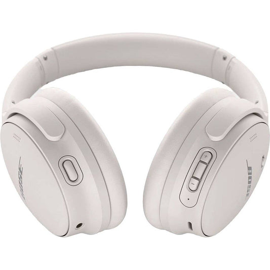 Een Bose QuietComfort 45 draadloze Bluetooth-hoofdtelefoon in White Smoke, met zichtbare bedieningsknoppen en het Bose-logo op elke oorschelp.