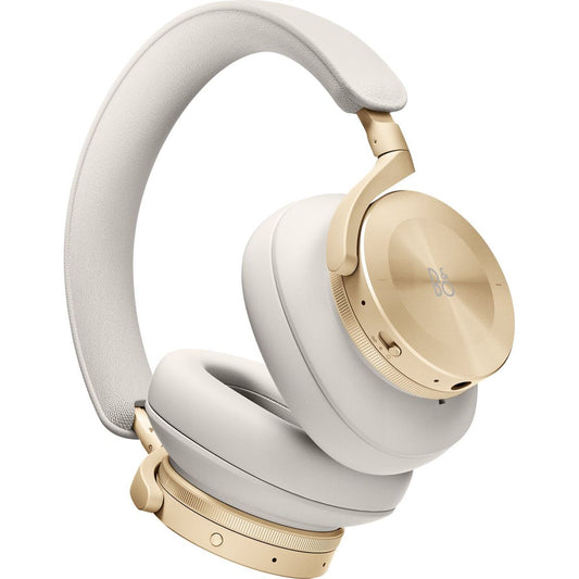 De Bang & Olufsen Beoplay H95 - Goud Premium is een over-ear hoofdtelefoon met witte oorschelpkussens, gouden accenten en geavanceerde ruisonderdrukkende technologie die het kenmerkende strakke design van Bang & Olufsen uitstraalt.