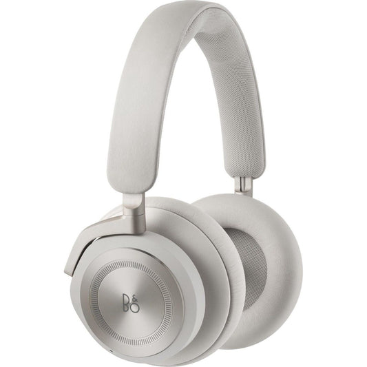 Een over-ear Bang & Olufsen Beoplay HX - Zand hoofdtelefoon in lichtgrijs, met zachte oorschelpen en hoofdband, B&O-logo op de buitenste cup en Active Noise Cancelling.