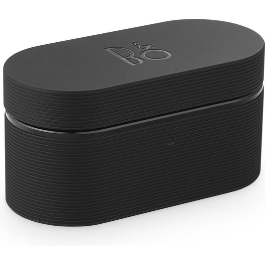 De Bang & Olufsen E8 Sport (Zwart) hoes heeft een gestroomlijnd zwart ovaal ontwerp met een subtiel structuurpatroon en het Beoplay E8 Sport-logo in reliëf op het deksel - ideaal om je draadloze oordopjes veilig in op te bergen.
