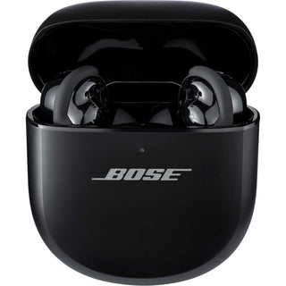De Bose QuietComfort Ultra oordopjes - Active Noise Canceling in zwart worden getoond in hun open oplaadetui met Bose logo - geniet van premium draadloze oordopjes met geavanceerde noise cancelling technologie.