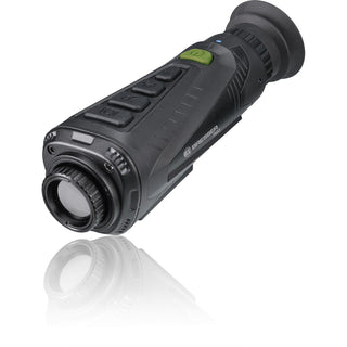 Een zwarte BRESSER Warmtebeeldcamera - WLAN TNS3 met 384x288-infrarood-warmtebeeldsensor, met verschillende knoppen bovenop, een rubberen oculair en het BRESSER-logo aan de zijkant, wordt getoond op een witte achtergrond met een zwakke reflectie.