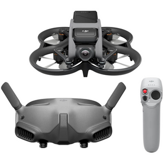 De DJI Avata 2 Pro-View Combo van DJI bestaat uit een compacte zwarte drone met propellerbescherming, een DJI Goggles 2 VR-headset en een handcontroller, allemaal weergegeven op een witte achtergrond.