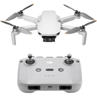 De DJI Mini 4K, een compacte grijze quadcopter van DJI, heeft een 12 MP camera en ondersteunt verbluffende 3840 x 2160 video. Hij wordt getoond boven een bijpassende grijze afstandsbediening met dubbele joysticks en het DJI-logo.