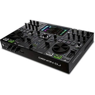 De Denon DJ Prime GO is een professionele standalone DJ-console met twee jogwielen, meerdere faders, knoppen en een centraal kleurenscherm voor trackinformatie en golfvormen.