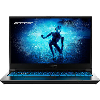 De ERAZER Deputy P60i MD62641 NL, een zwarte 15,6-inch gaming laptop met blauw verlicht toetsenbord en erazer logo, toont een robotfiguur in een digitale blauw-zwarte wereld. Aangedreven door Intel Core i7, 16GB RAM, 1TB opslag en GeForce RTX 4060.
