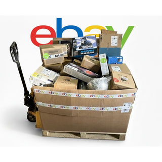 Een Volle Pallet eBay Pakketten #EB027 van eBay staat op een houten pallet met daarachter het eBay-logo. De pallet bevat verschillende pakketten, waaronder items zoals verstelbare inline skates en elektronica.