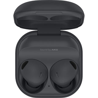 Een paar Samsung Galaxy Buds2 Pro (Grafiet, Zwart) van SAMSUNG zit in een open oplaadetui met "Sound by AKG" erop gedrukt, wat de premium noise cancelling functies benadrukt.