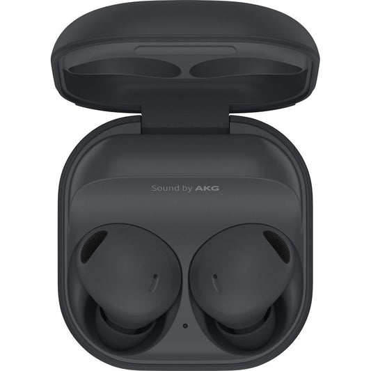 Een paar Samsung Galaxy Buds2 Pro (Grafiet, Zwart) van SAMSUNG zit in een open oplaadetui met "Sound by AKG" erop gedrukt, wat de premium noise cancelling functies benadrukt.
