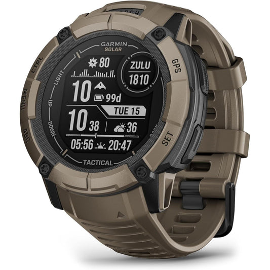 De Garmin Instinct 2X Solar Tactical Edition is een stoere, bruine smartwatch van Garmin met opladen op zonne-energie, tijd, datum, weer, hoogte en batterijniveau op het ronde digitale scherm, met een stevige band, knoppen met labels en een slimme gezondheidsbewaking.