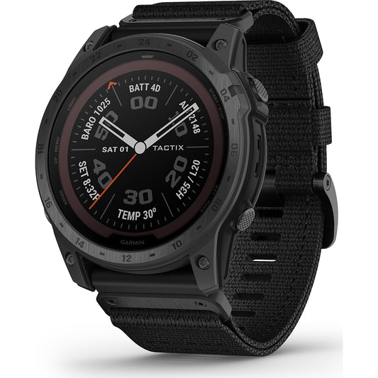 De Garmin Tactix 7 - Pro Ballistics Edition is een zwart tactisch GPS horloge met een rond digitaal display dat hoogte, levensduur van de batterij, barometer, kompas en temperatuur weergeeft. Het horloge heeft een robuust ontwerp en een duurzame zwarte stoffen band.