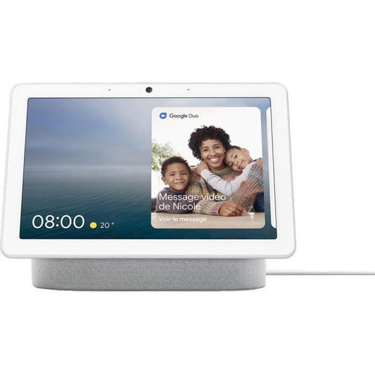 De GOOGLE Nest Hub Max Smart Speaker met scherm (Chalk, EU) toont de tijd (08:00), het weer (20°C) en een videoboodschap van Nicole met een lachende vrouw en twee kinderen. Het heeft een wit frame en grijze basis.
