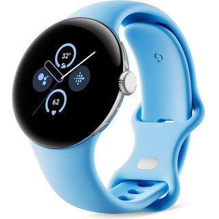 De GOOGLE Pixel Watch 2 heeft een zilverkleurige kast met een blauw sportbandje, rond zwart display, toont gezondheids- en fitness-iconen op het scherm en is 5ATM waterbestendig voor zwemmen en outdoor workouts.