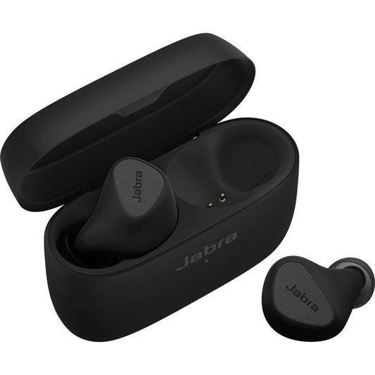 Een paar zwarte Jabra Connect 5t draadloze oordopjes - één in en één uit de oplader - zijn voorzien van het Jabra-logo, MEMS-microfoons voor een helder geluid, werken met Jabra Sound+ en hebben een IP55-classificatie.