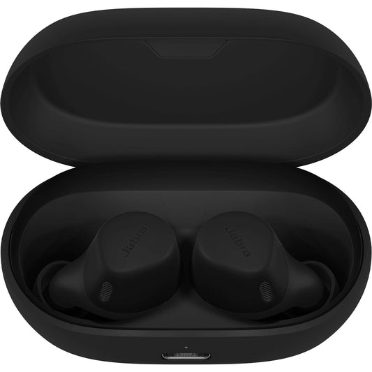 Een paar zwarte Jabra Elite 7 Active draadloze sport oordopjes met noise canceling in een open oplaaddoosje, op elke oordopje staat de merknaam Jabra.