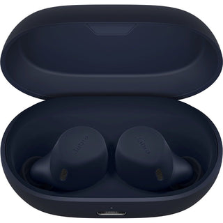 Een paar Jabra Elite 7 Active Navy oordopjes van Jabra liggen in hun open, bijpassende ovale oplaadetui, met de oordopjes netjes in hun sleuven.