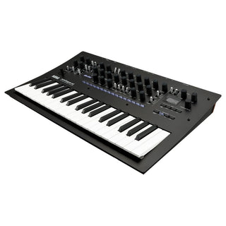 Een Korg Korg Minilogue XD Synthesizer - Zwart met witte en zwarte toetsen, meerdere regelknoppen en knoppen en een digitale multi-engine is afgebeeld schuin tegen een witte achtergrond.
