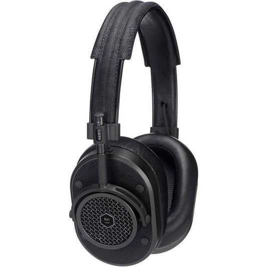 De Master & Dynamic MH40 draadloze over-ear hoofdtelefoon in zwart heeft een gewatteerde hoofdband, zeshoekige oorschelpen met een metalen rooster, matzwarte hardware en lamsleren oorkussens voor comfort, afgebeeld tegen een witte achtergrond.
