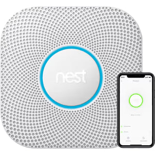 A GOOGLE Nest Protect V2 Battery slimme rook- en koolmonoxidemelder met een blauwe ring, getoond naast een smartphone met de Nest app-interface.