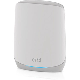 De NETGEAR Orbi RBS760 is een moderne witte Mesh WiFi 6 Tri-Band versterker met afgeronde hoeken, een blauw lampje bij de basis en het orbi-logo voorop, voor uitstekende WiFi-dekking.