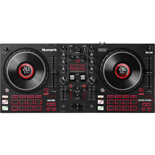 Bovenaanzicht van de Numark Mixtrack Platinum FX DJ Controller van Numark, met jog-wielen, verlichte pads, knoppen, bedieningsknoppen en een mixer met faders en cue-knoppen, klaar om Serato effecten te activeren.