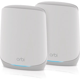 Twee witte NETGEAR Orbi RBK762S Tri-band WiFi 6 Mesh-routers met een slank, gebogen ontwerp en subtiele blauwe LED-basis worden naast elkaar weergegeven tegen een effen achtergrond.