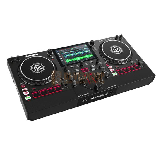 De Numark Mixstream Pro - STANDALONE DJ-Console met ingebouwde speakers van Numark biedt dual jogwielen, performance pads, faders, knoppen en een touchscreen voor muziek mixen en streamen. Uitgevoerd in zwart met rode en witte accenten.