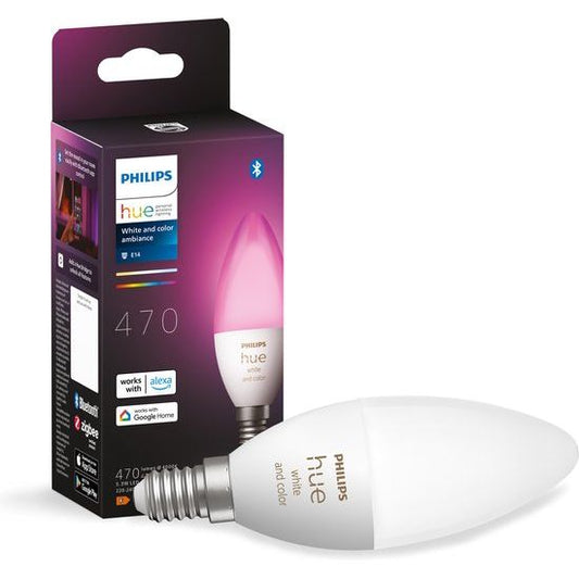 De Philips Hue Kaarslamp Lichtbron E14 - wit en gekleurd licht - 5,2W - Bluetooth straalt roze voor de verpakking, waarop compatibiliteit met Alexa, Google Home en Bluetooth wordt benadrukt.