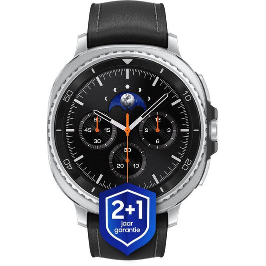 De SAMSUNG Galaxy Watch8 Classic 46mm (Bluetooth + 4G, RVS zwart) heeft een zwarte leren band, analoge wijzerplaat met meerdere wijzerplaten, maanfase, draaibare lunette en wordt geleverd met 2+1 jaar garantie.