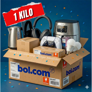 De 1 Kilo - BOL.com Zichttermijn Artikelen mystery box van BOL.com bevat elektronica zoals koptelefoons, een waterkoker, airfryer, game controller en gloeilampen. Op het rode label staat "1 KILO" en de doos is omringd door confetti.