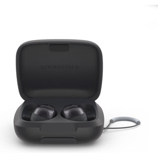 Een paar zwarte DealFixers Sennheiser MOMENTUM Sport draadloze sportoordopjes zit in een open zwart oplaaddoosje met een grijs sleutelkoord aan de rechterkant, tegen een effen witte achtergrond.